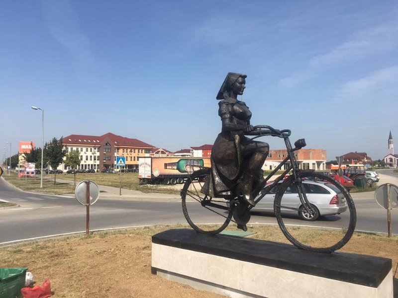Skulptura "Posavka na biciklu"